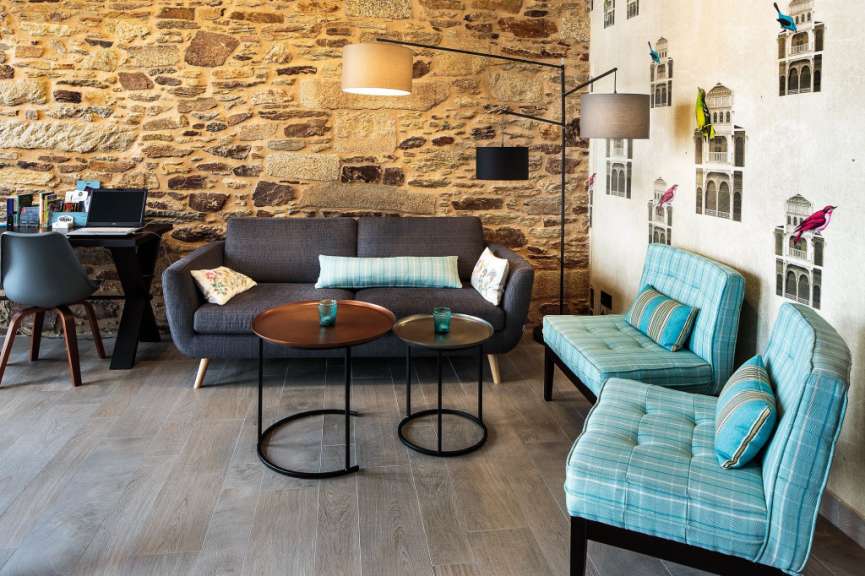 Ein Wohnzimmer mit einem Couchtisch und zwei Stühlen