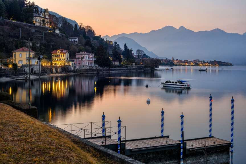 Ein Boot schwimmt in einem See mit Bergen im Hintergrund