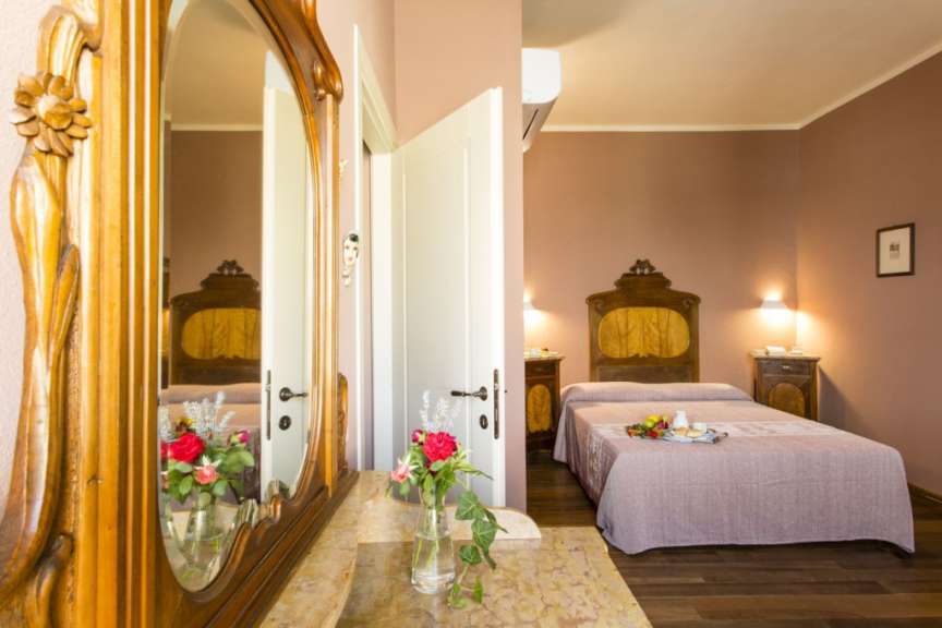 Ein Schlafzimmer mit einem Bett und einem Spiegel