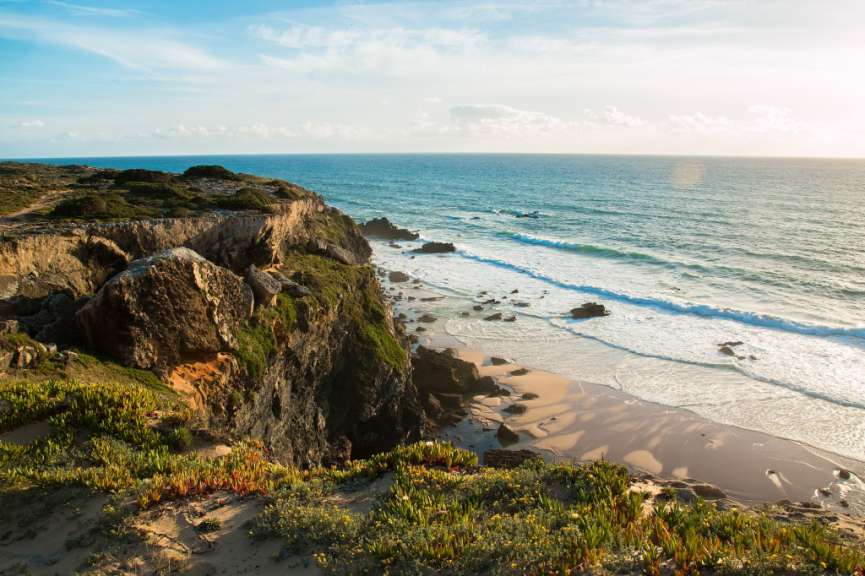 Eine Klippe mit Blick auf einen Strand und das Meer