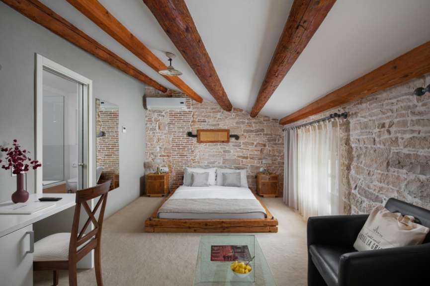 Ein Schlafzimmer mit einem Bett und einem Stuhl