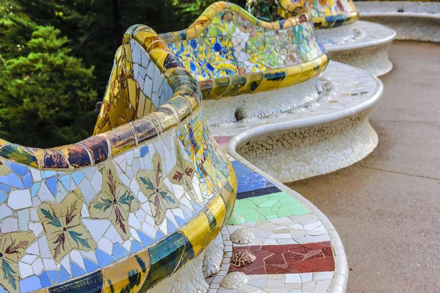 Eine Reihe von bunten Sitzbänken mit floralen Motiven