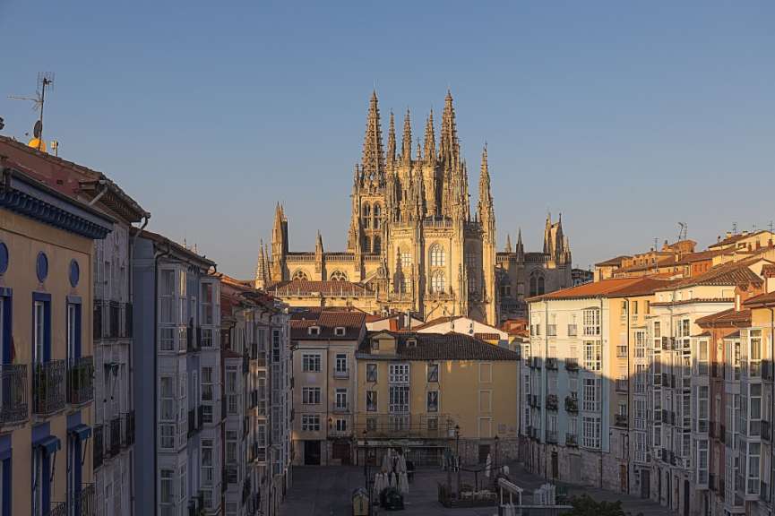 Eine Stadt mit einer großen Kathedrale im Hintergrund