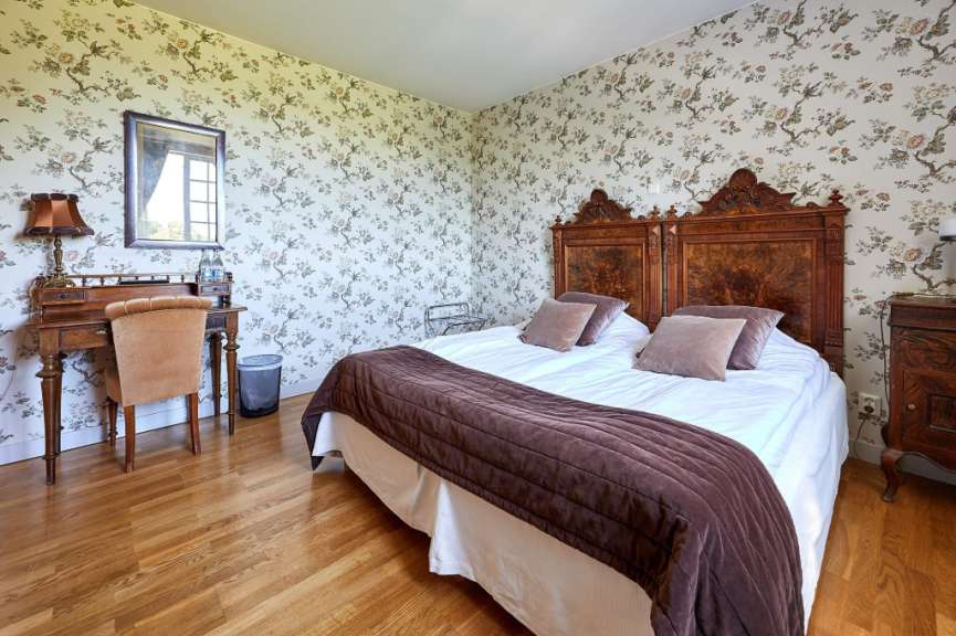 Ein Schlafzimmer mit einem Bett und einem Schreibtisch