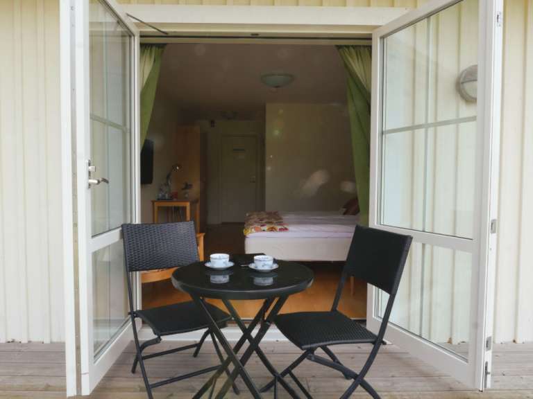 Ein Tisch und zwei Stühle stehen vor einer Tür