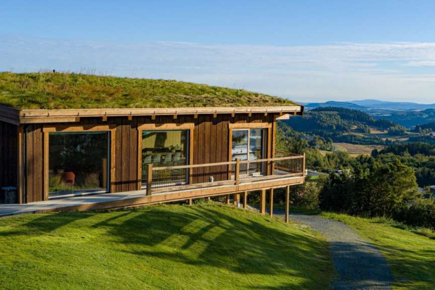 Ein kleines Holzhaus mit einem grünen Dach