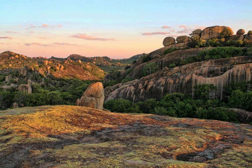 Ein Berg mit vielen Felsen und Bäumen