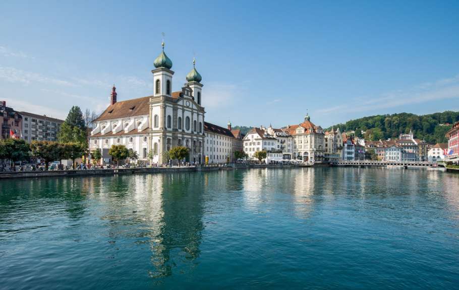 Eine Stadt mit einem Fluss und einer Kirche im Vordergrund