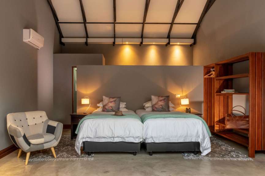 Ein Schlafzimmer mit zwei Betten und einem Stuhl