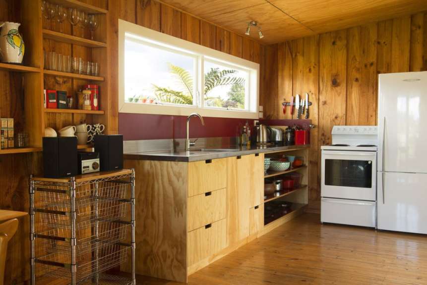 Eine Küche mit einem Kühlschrank und einem Herd