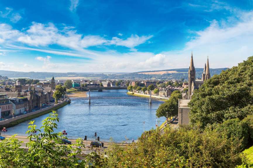 Eine Brücke über einen Fluss in einer Stadt