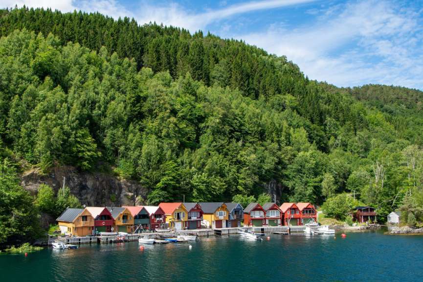 Eine Reihe von bunten Häusern am Ufer eines Sees