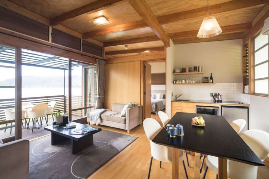 Ein Wohnzimmer mit einem Tisch und Stühlen