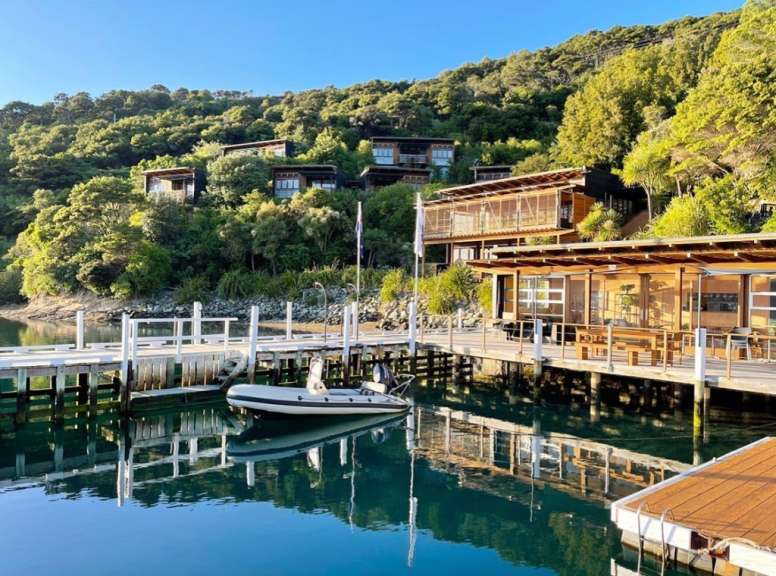 Ein Boot liegt an einem Dock in der Nähe eines Gebäudes