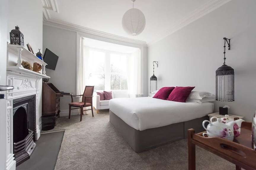 Ein Schlafzimmer mit einem Bett und einem Kamin