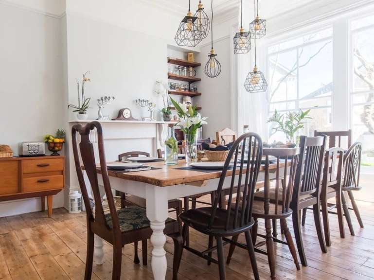 Ein Esszimmer mit einem Tisch und Stühlen und einem Kamin