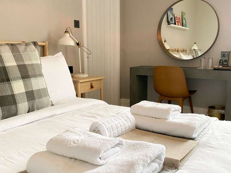 Ein Schlafzimmer mit einem Bett und einem Spiegel