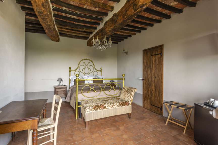 Ein Schlafzimmer mit einem Bett und einem Stuhl