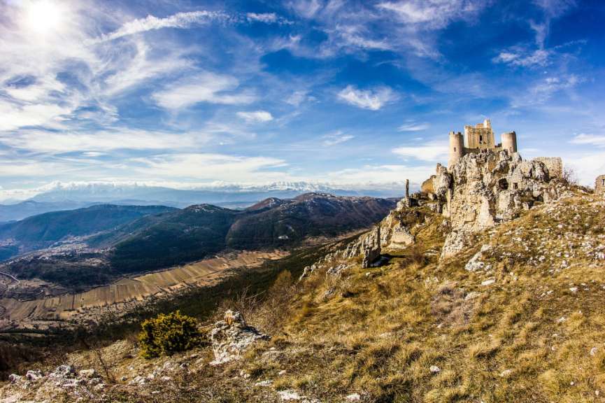 Ein altes Schloss steht auf einem felsigen Hügel