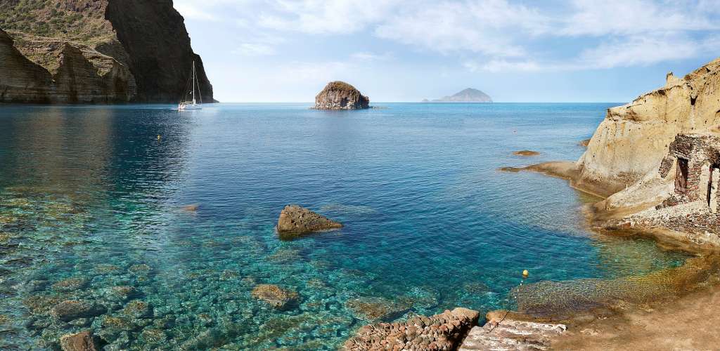 Salina: spektakuläre hohe Klippen