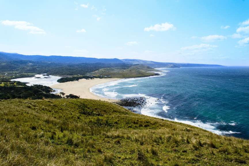 Ein Blick auf einen Strand von einem Hügel aus
