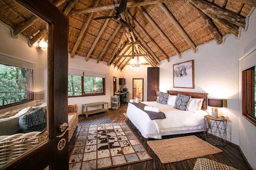 Ein Schlafzimmer mit Strohdach und einem Bett