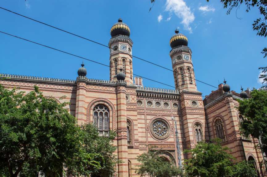 Ein großes Gebäude mit zwei Türmen und Uhren darauf