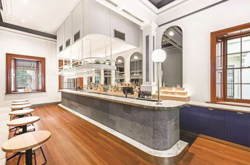 Eine lange Bar in einem Restaurant mit vielen Gläsern an der Theke