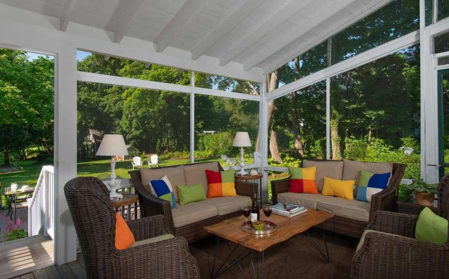 Ein Wohnzimmer mit einem Couchtisch und Stühlen