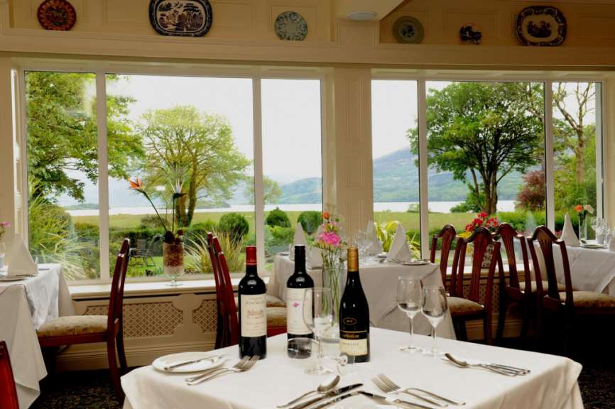 Zwei Flaschen Wein stehen auf einem Tisch in einem Restaurant