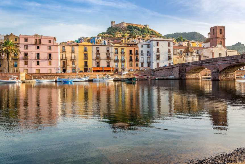 Eine Brücke über einen Fluss in einer Stadt