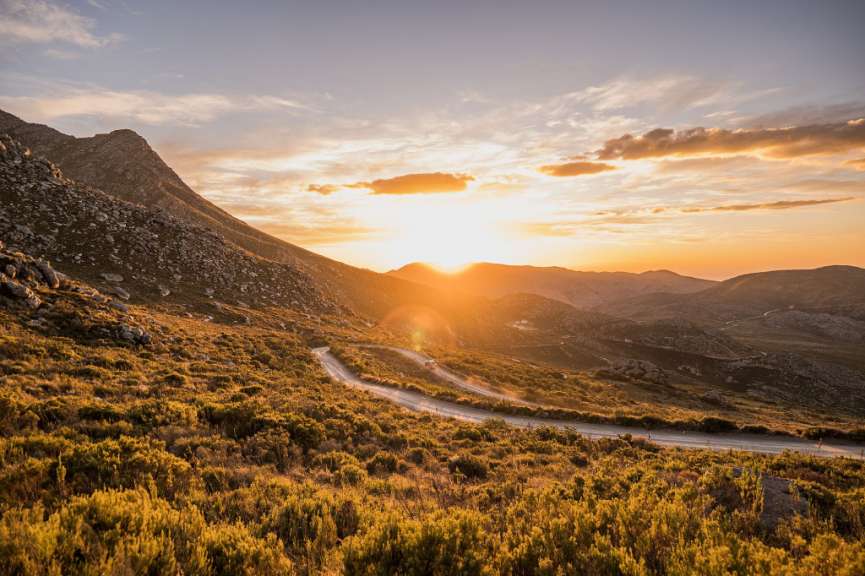 Die Sonne geht hinter den Bergen unter