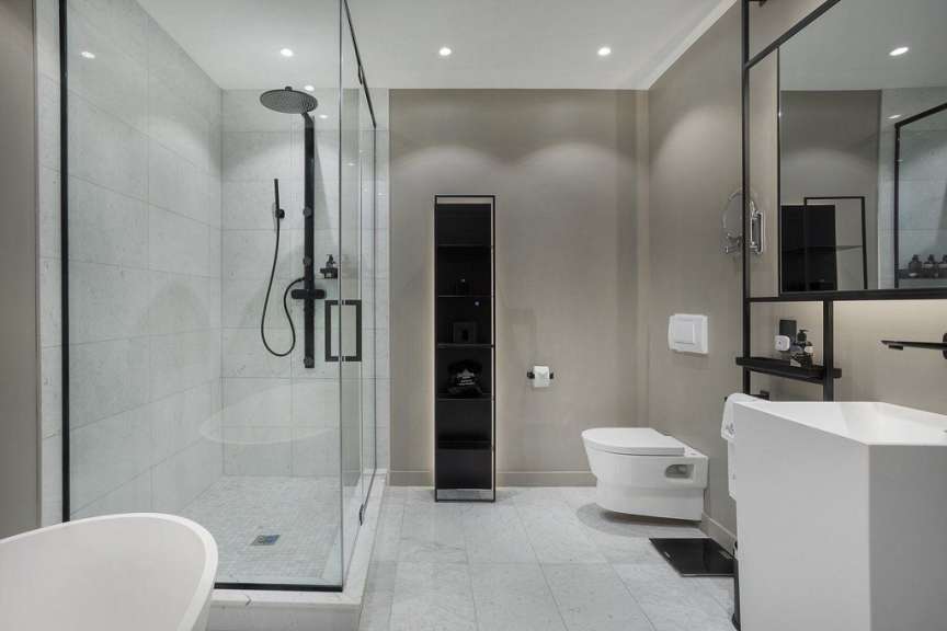 Ein Badezimmer mit einem Waschbecken und einer Toilette