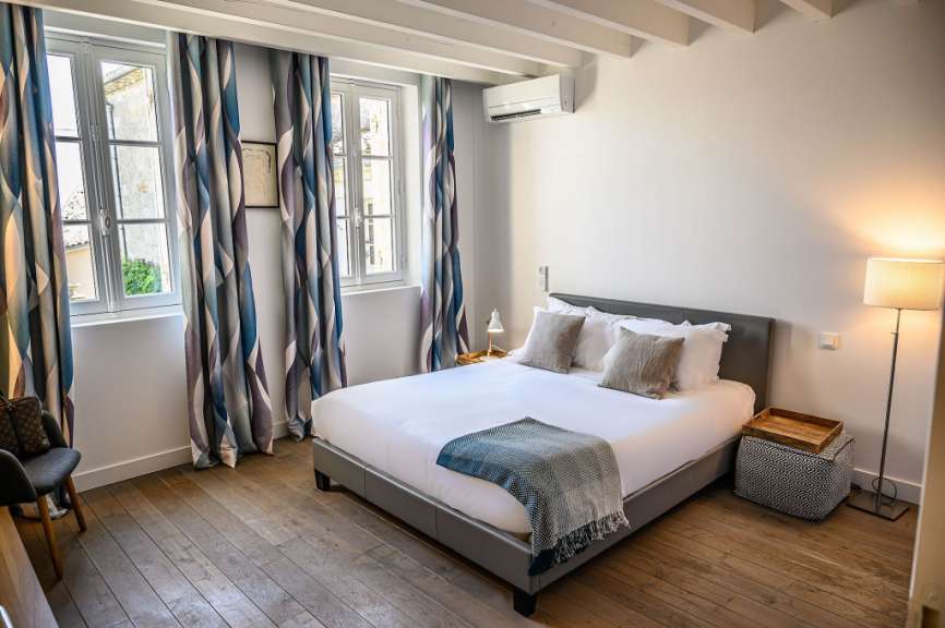 Ein Schlafzimmer mit einem Bett und einer Lampe