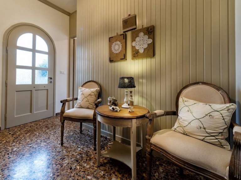 Ein Wohnzimmer mit zwei Stühlen und einem Tisch