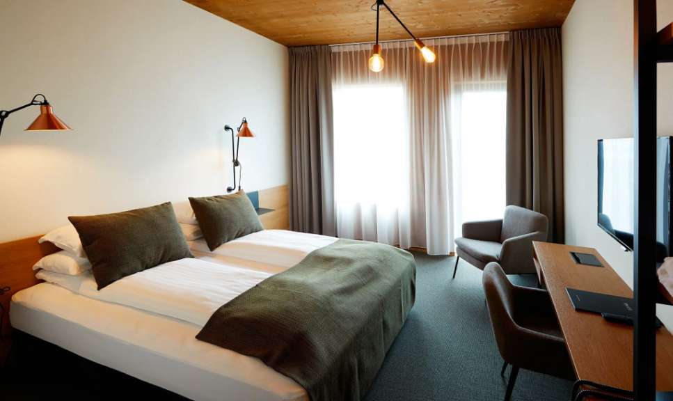 Ein Hotelzimmer mit zwei Betten und einem Stuhl