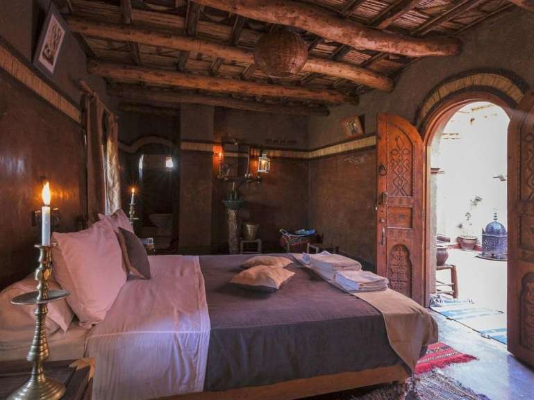 Ein Schlafzimmer mit einem Bett und einer Tür