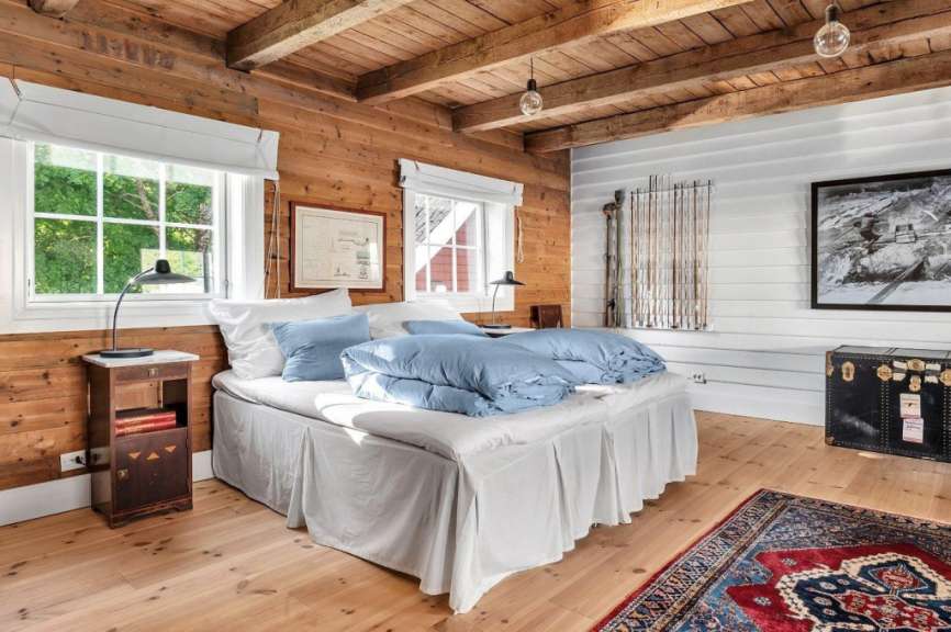 Ein Schlafzimmer mit zwei Betten und einem Bild an der Wand