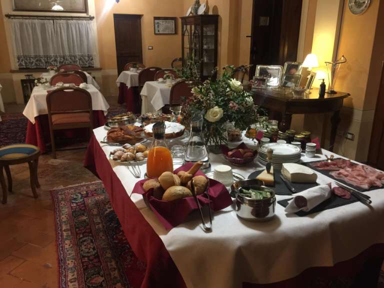 Eine gedeckte Tafel mit Speisen und Getränken, auf der ein Buffet angerichtet ist.