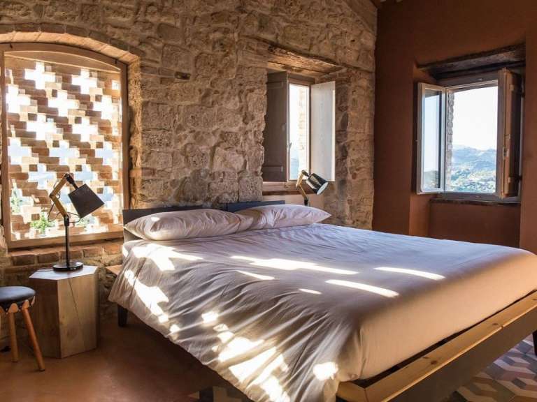 Ein Schlafzimmer mit einem Bett und zwei Lampen