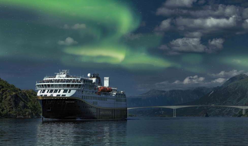 Ein großes Kreuzfahrtschiff fährt durch einen Fjord
