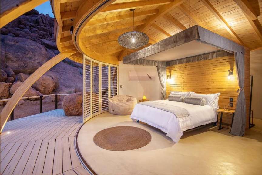 Ein Schlafzimmer mit einem Bett und einer Schiebetür