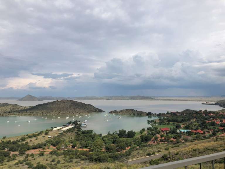 Ein großer See mit vielen Booten im Wasser