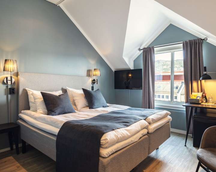 Ein Hotelzimmer mit zwei Betten und einem Fernseher