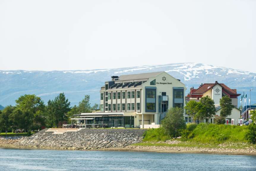 Ein großes weißes Gebäude steht neben einem Fluss