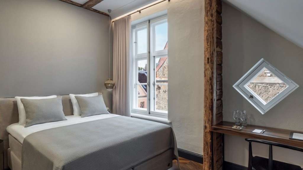 Ein Schlafzimmer mit einem Bett und einem Fenster