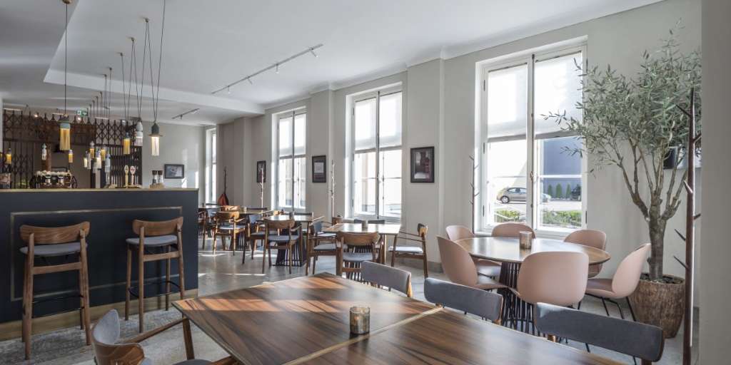 Ein Restaurant mit vielen Tischen und Stühlen