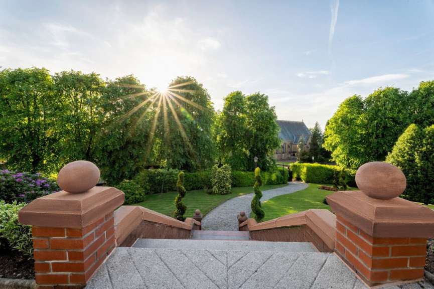 Die Sonne scheint durch die Bäume in einem Park