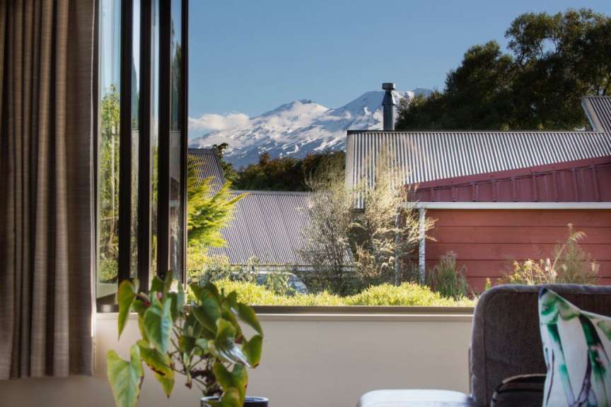 Ein Wohnzimmer mit Blick auf einen schneebedeckten Berg