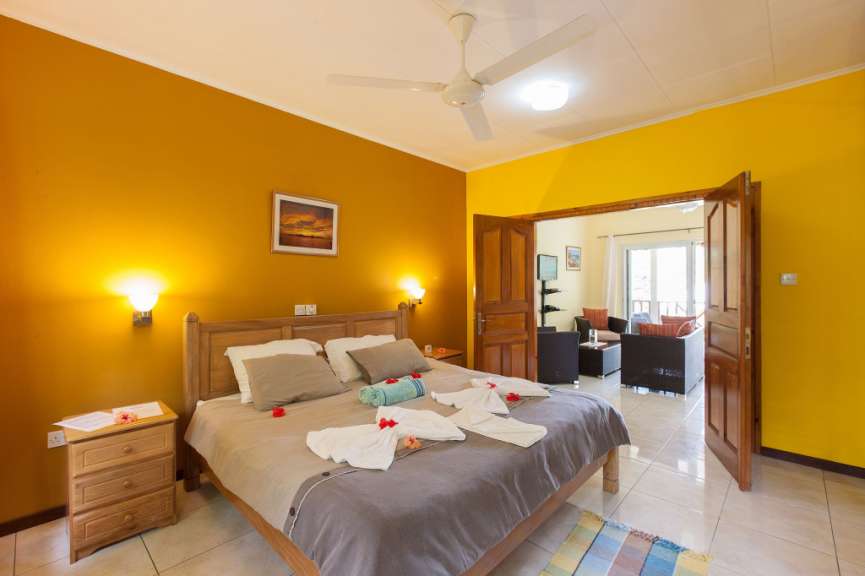 Ein Schlafzimmer mit einem Bett und einem Deckenventilator